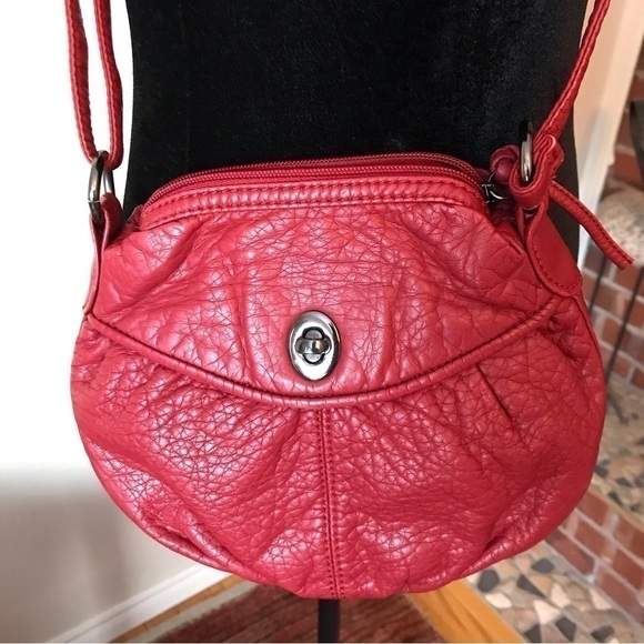 BUENO red vegan leather crossbody purse. - Picture 3 of 7